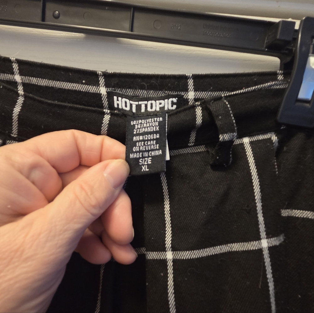 Hot Topic Black and White Junior-Women Skirt